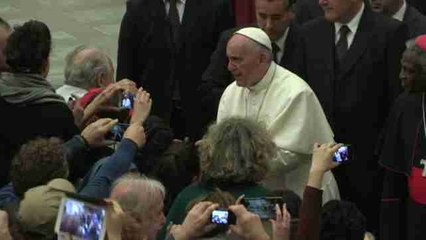 El papa clama contra el "ídolo-dinero" y denuncia "bancarrota de humanidad"