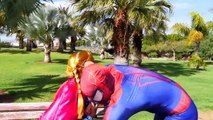 Frozen Elsa Chapeuzinho Vermelho vs lobo vs Spiderman - super heróis cômicos na vida real