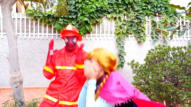 Spiderman contra fogo! Com Elsa Frozen & Anna! Homem Aranha salvar o bebê anna! Superhero! vida real