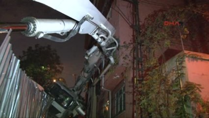 Dha Istanbul - Beton Pompası Kamyonu Kayarak Iki Binaya Çarptı