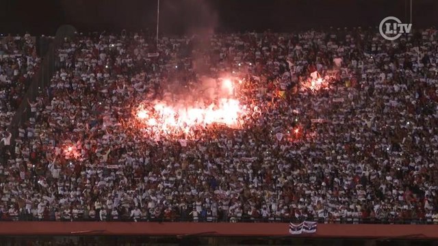 Torcida do São Paulo acende sinalizadores e para o clássico no Morumbi