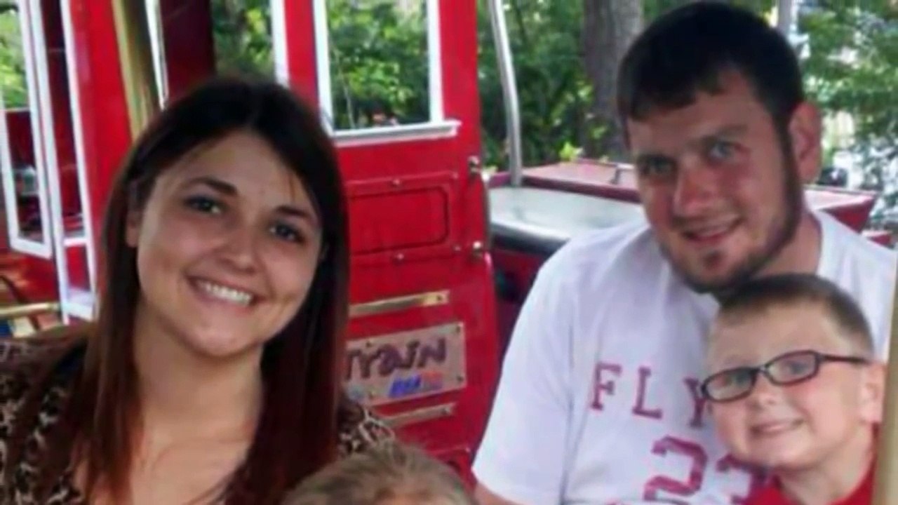 EDAN!! Wanita CANTIK ini MALAH CENGAR-CENGIR di Samping Peti Mayat Suaminya