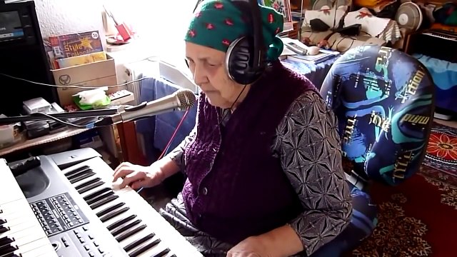 ПОЁТ БАБУШКА.ей ВСЕГО 90+ ЛЕТ.ЭТО НЕЧТО НЕПОВТОРИМОЕ