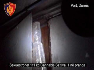 MAKINA E PERSHTATUR PER TRANSPORT DROGE KAPET NE PORTIN E DURRESIT