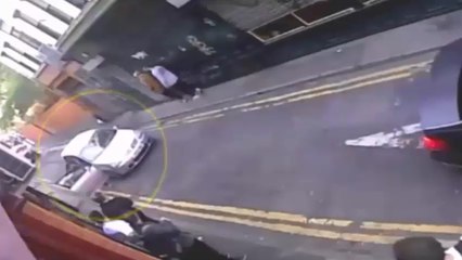 Ils lui volent sa voiture et l'écrasent.
