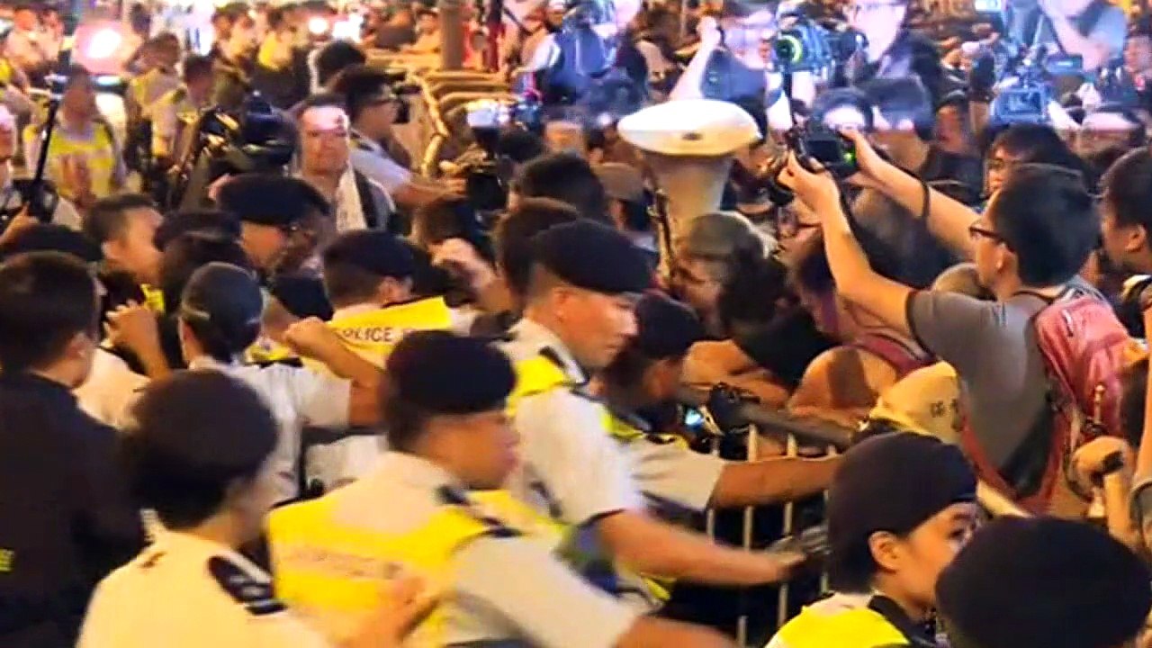 Hong Kong: la police disperse des manifestants anti-Pékin