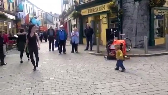 Une fillette adorable imite une danseuse de rue et c'est trop mignon