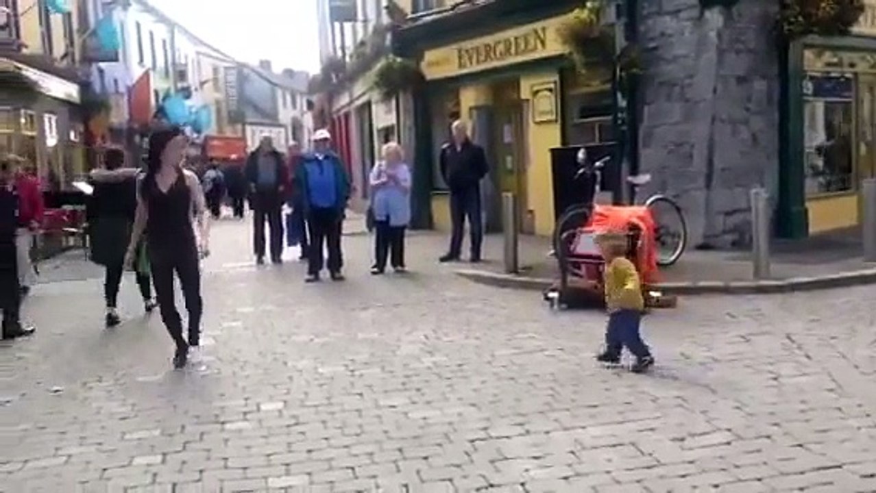 Une fillette adorable imite une danseuse de rue et c'est trop mignon