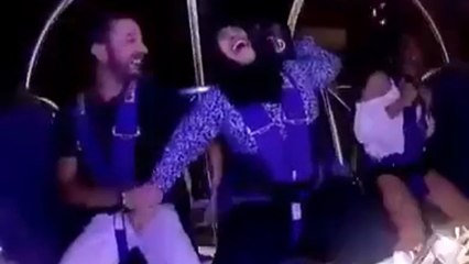 Cette femme attrape la mauvaise barre pendant une attraction