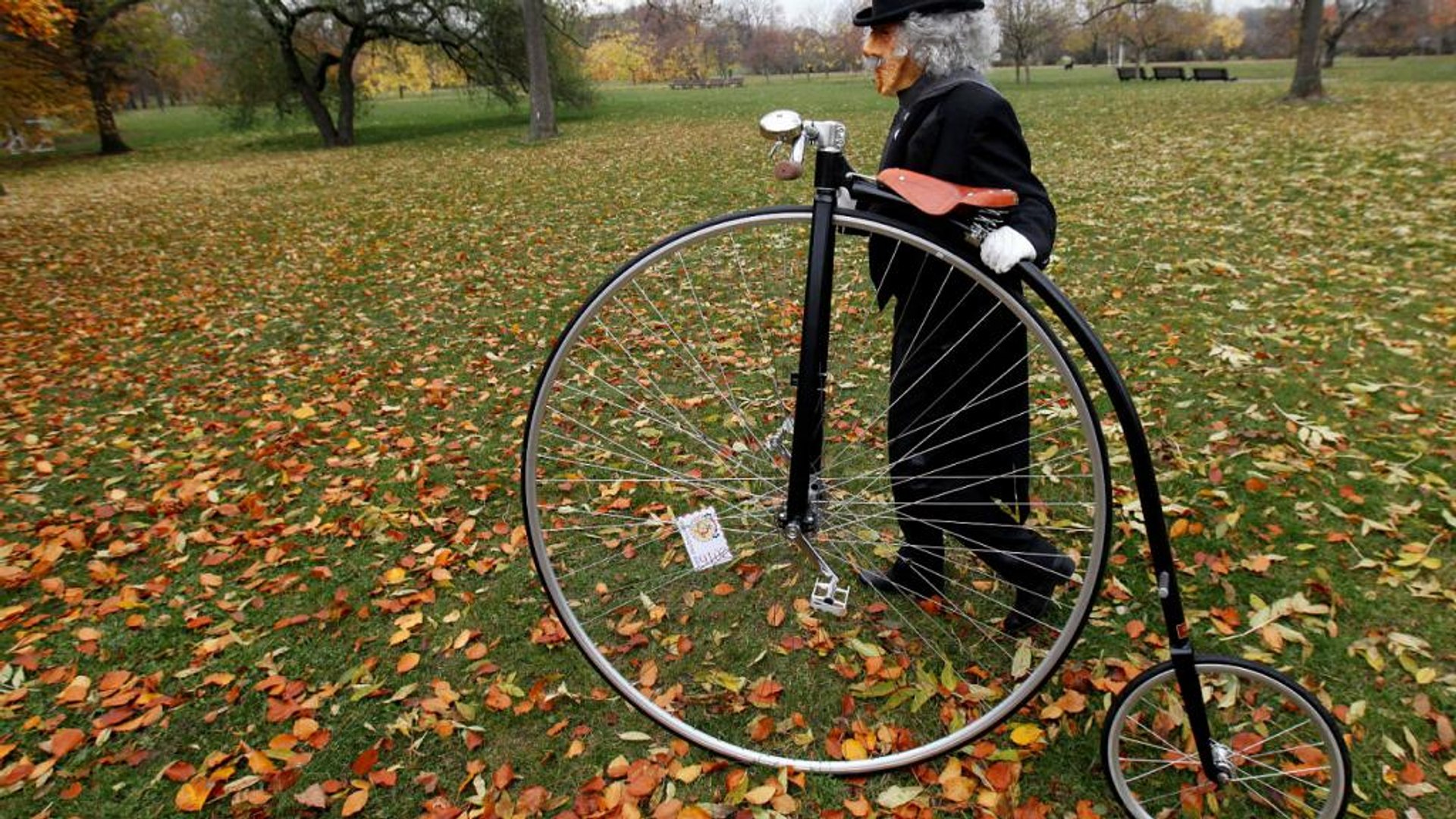 ⁣Traditional cycles on show at Prague race