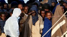 Plus de 2 200 migrants sauvés samedi par les gardes-côtes italiens