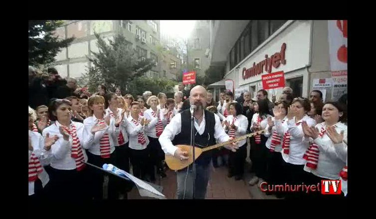 Ekrem Ataer yönetimindeki Şişli Halk Korosu'ndan Cumhuriyet' destek