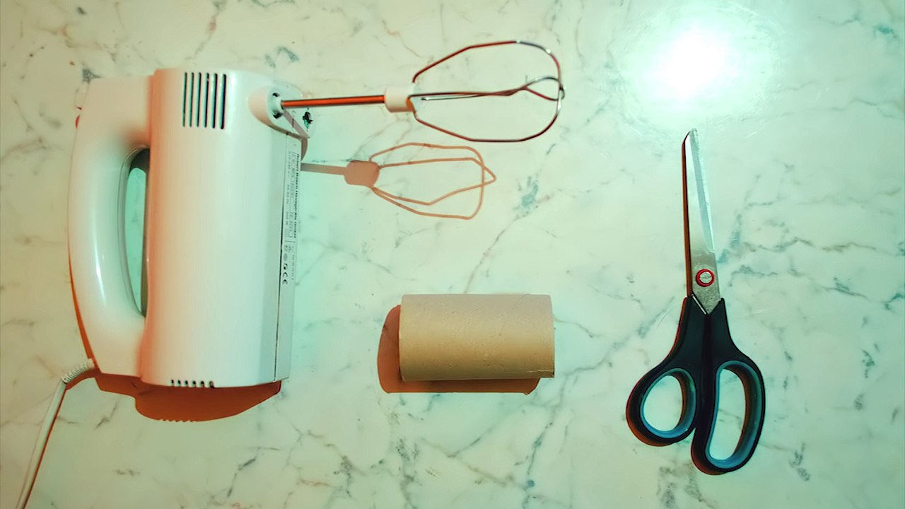 Il place un rouleau de papier de toilette au bout d'un batteur. Ceux qui font du tricot vont adorer!