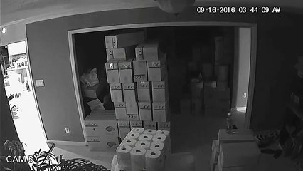 Cette femme tire sur les hommes qui cambriolent sa maison !