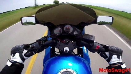 Ce motard panique totalement en voyant son ami chuter en moto !