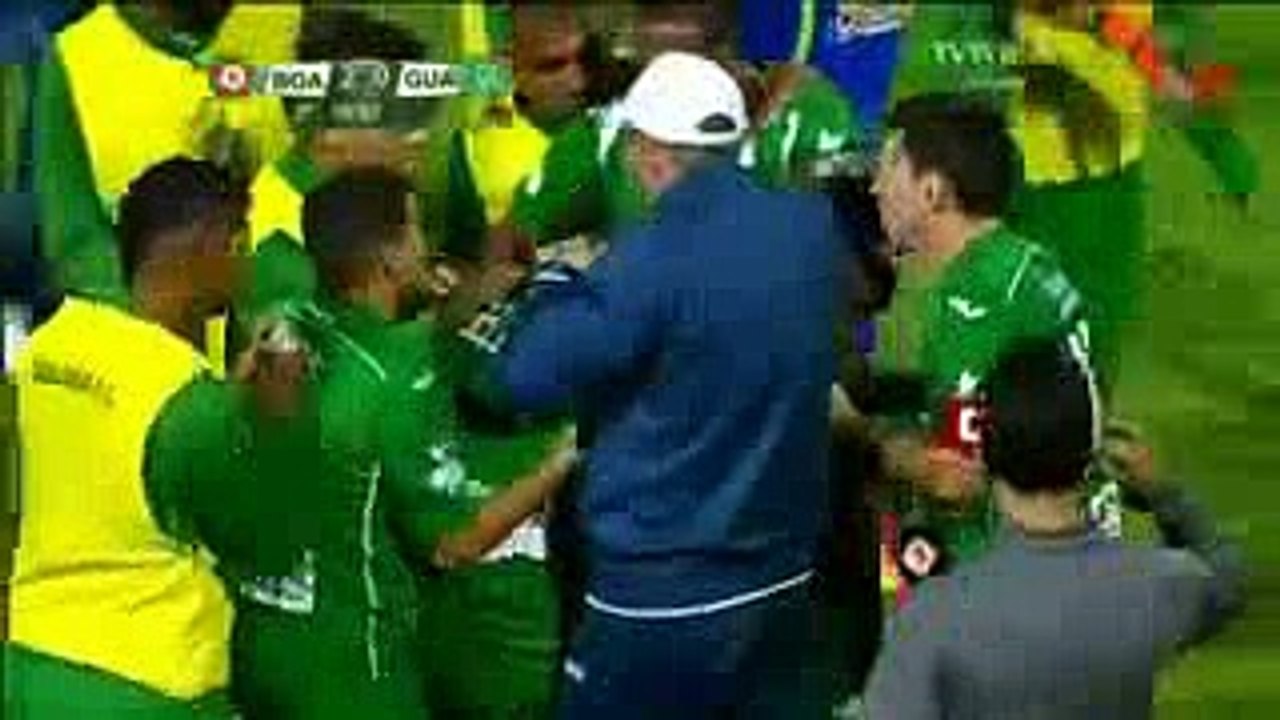 Un défenseur brésilien pète un plomb et fait tomber l’arbitre