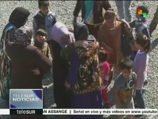 Iraquíes se reúnen con sus familias en Khazer, tras huir del Daesh