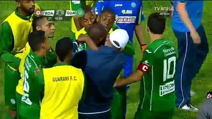 Скачать видео: Ce joueur de foot devient fou après un carton rouge donné injustement par l'arbitre