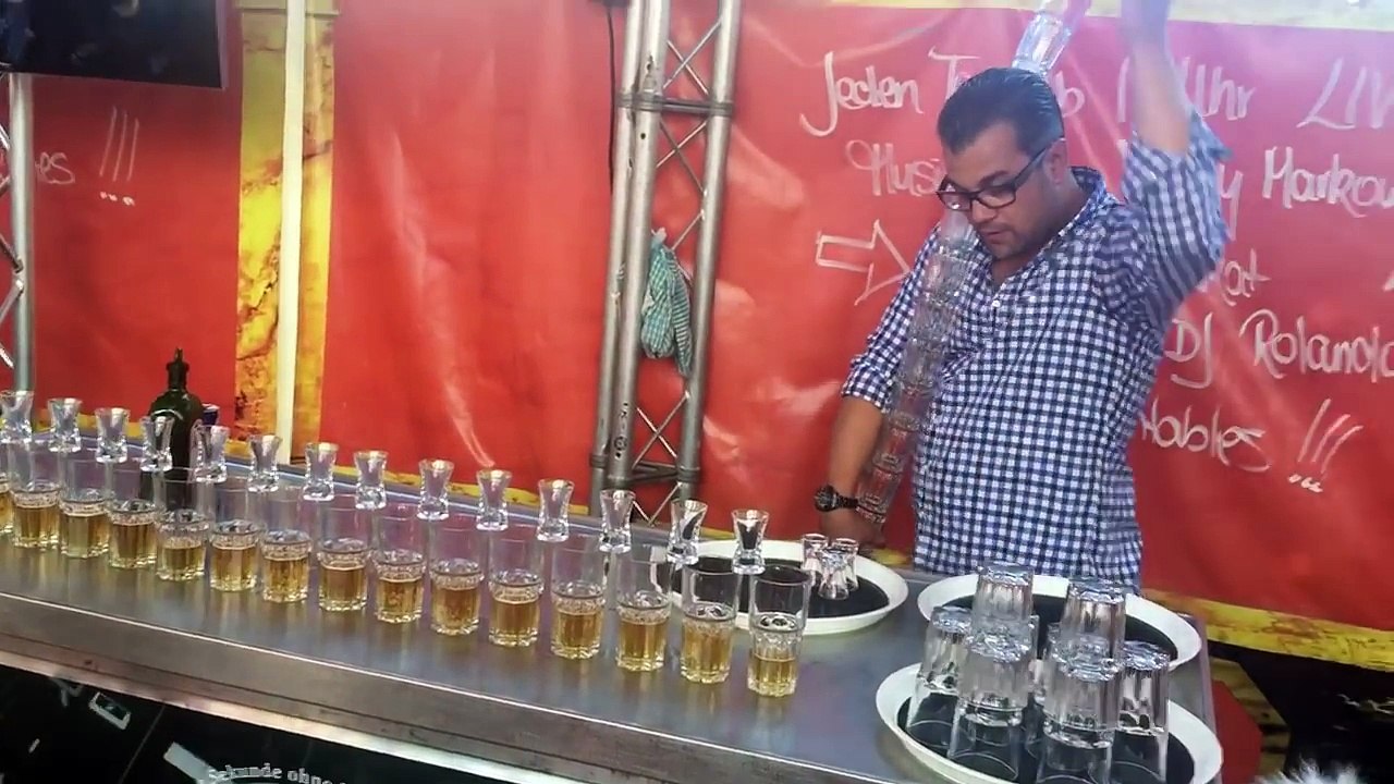 Ce barman tient 17 verres dans ses mains. Ce qu'il s'apprête à faire est hallucinant!