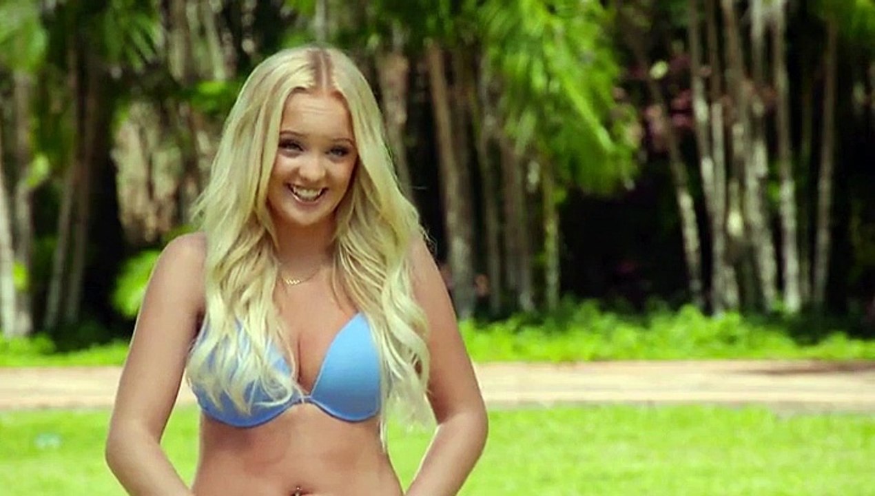 Une jolie blonde possède un rire qui casse tout