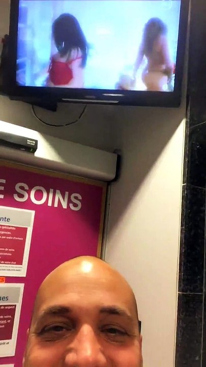 Quand tu tombes sur un film érotique dans la salle d'attente d'un hopital... Oups
