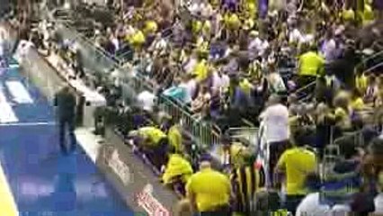 Fenerbahçe'yi tribünde tek başına destekleyen dayı