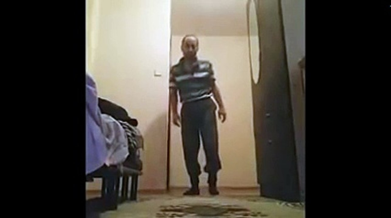 Evde Spor Yapan Adam ve Annesi