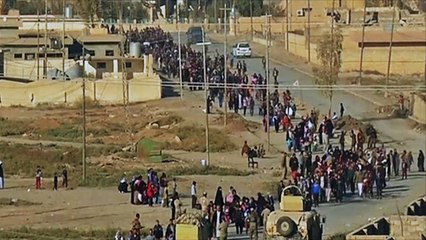 سكان حمام العليل يغادرون بلدتهم بحثا عن الأمان