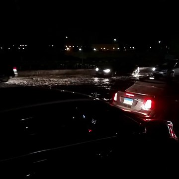 غرق طريق السويس بسب كسر ماسورة مياه