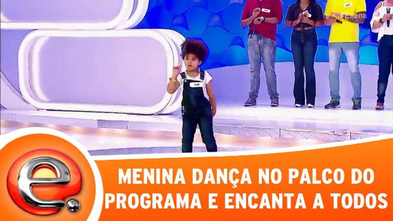 Menina dança no palco do programa e encanta a todos