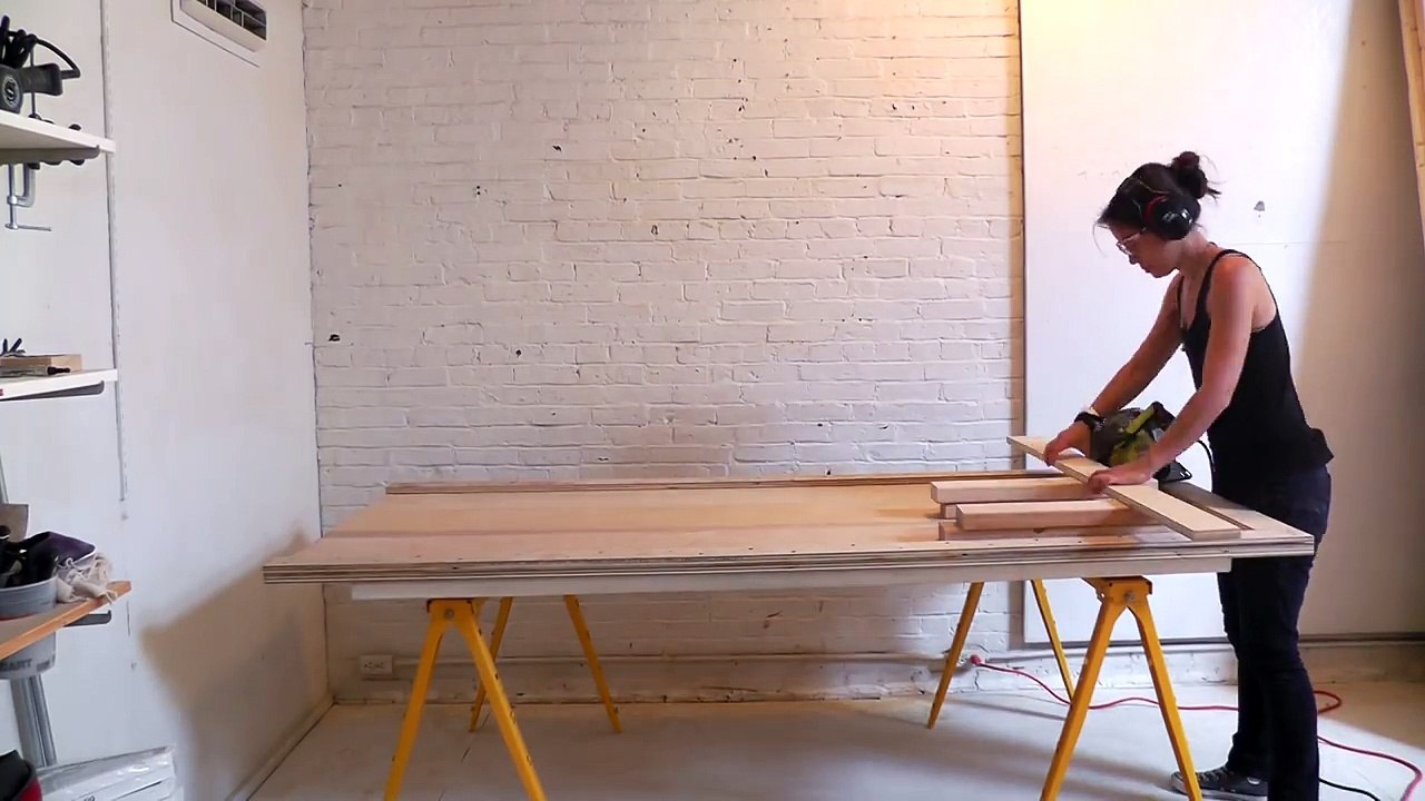 Avec 3 outils et peu de matériel, elle se construit une base de lit moderne pour 3x rien!