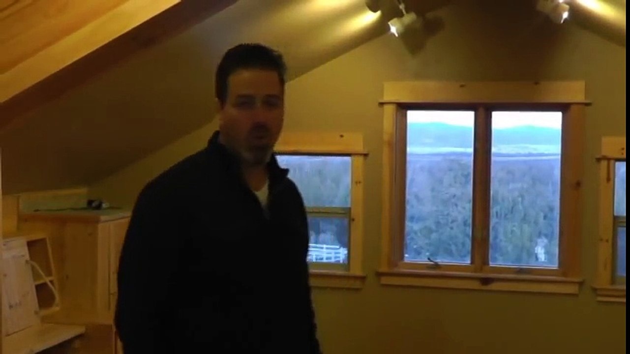 On dirait un meuble bien ordinaire, mais lorsque le papa tire sur ce morceau, wow! Admirez!