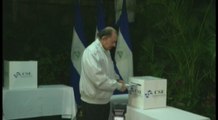 Ortega y Murillo depositan su voto en Managua.-