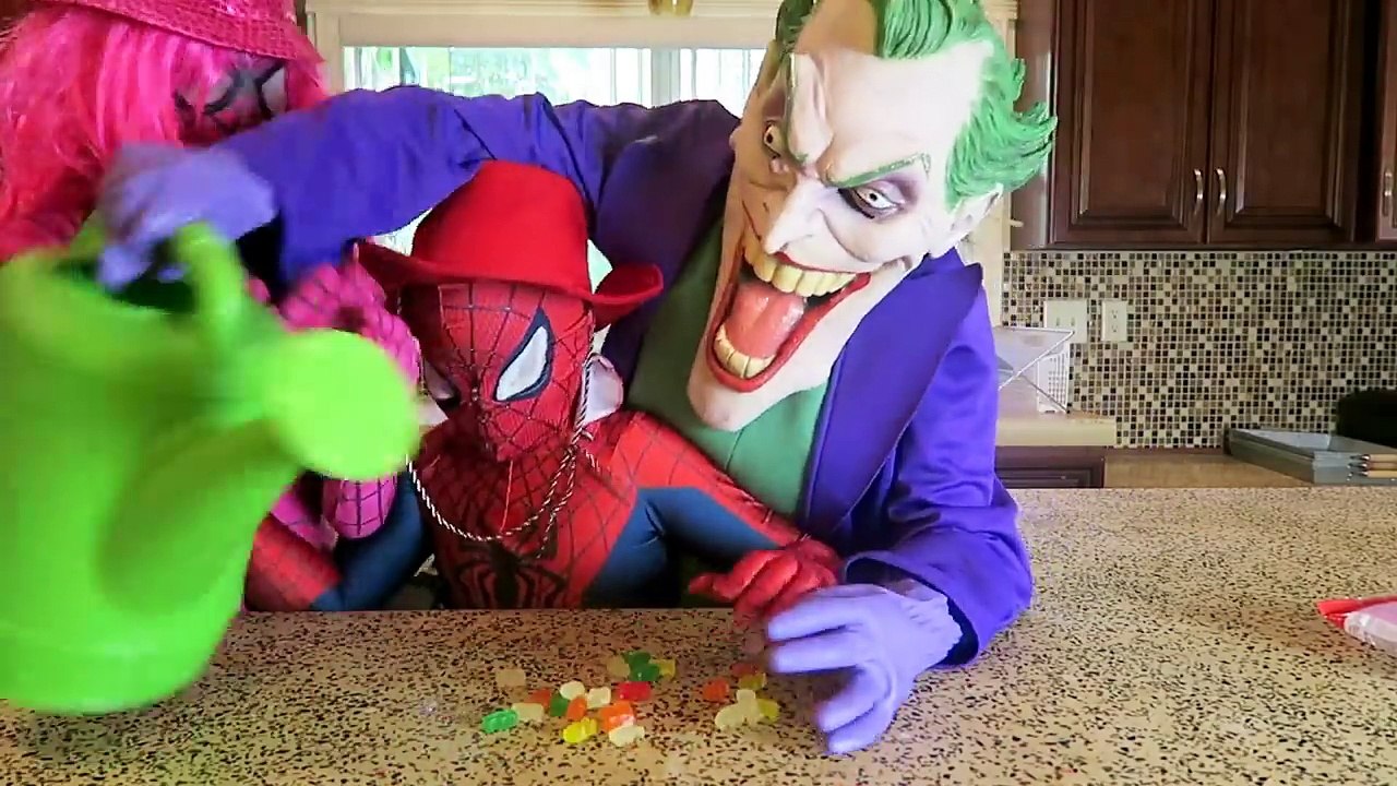 Spiderman vs Joker vs Pink Spidergirl - GIANT Gummy Bear! w/ Peppa Pig - Funny Superheroes