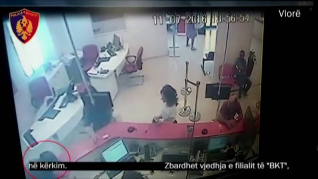 GRABITESI I BANKES NE VLORE TENTOI TE VRISTE POLICIN NE GREQI NE 2014