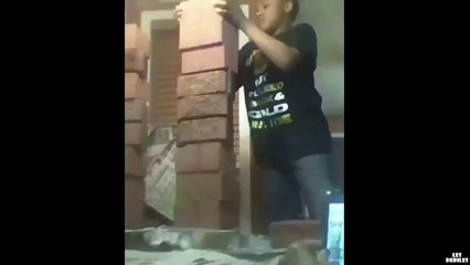 Jouer à Jenga avec des briques sur une table en verre