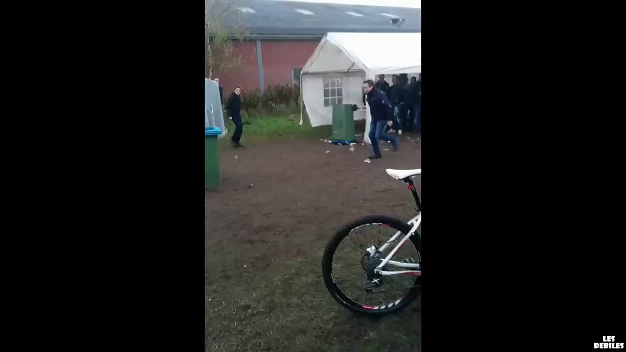 Régis plonge dans une poubelle