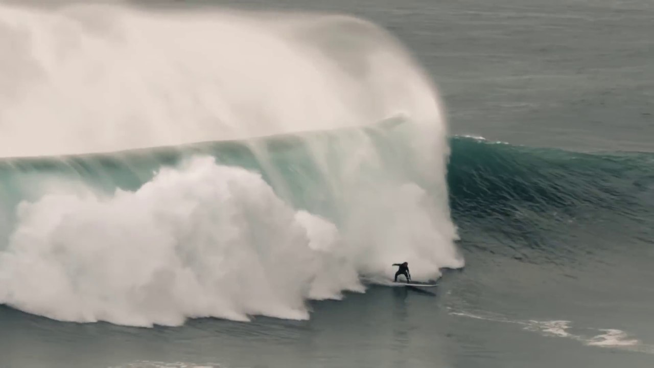 Surfeurs sur la plus grosse vague du monde à Nazaré au Portugal