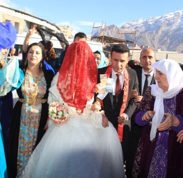 Zap Suyu Üzerindeki Asma Köprüden İlk Defa Gelin Geçti