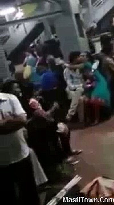 Girl-and-Boy-Doing-Romance-on-Delhi-Metro-Station
