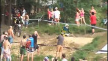 Malgré une impressionnante chute en VTT cross, il finit quand même vainqueur !