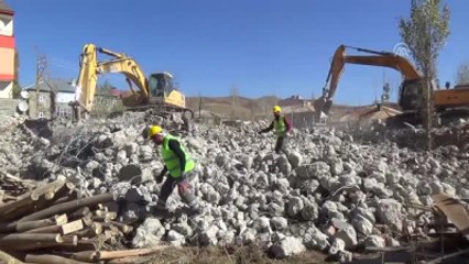 Yüksekova'da Yıkım Çalışmaları Sürdürülüyor