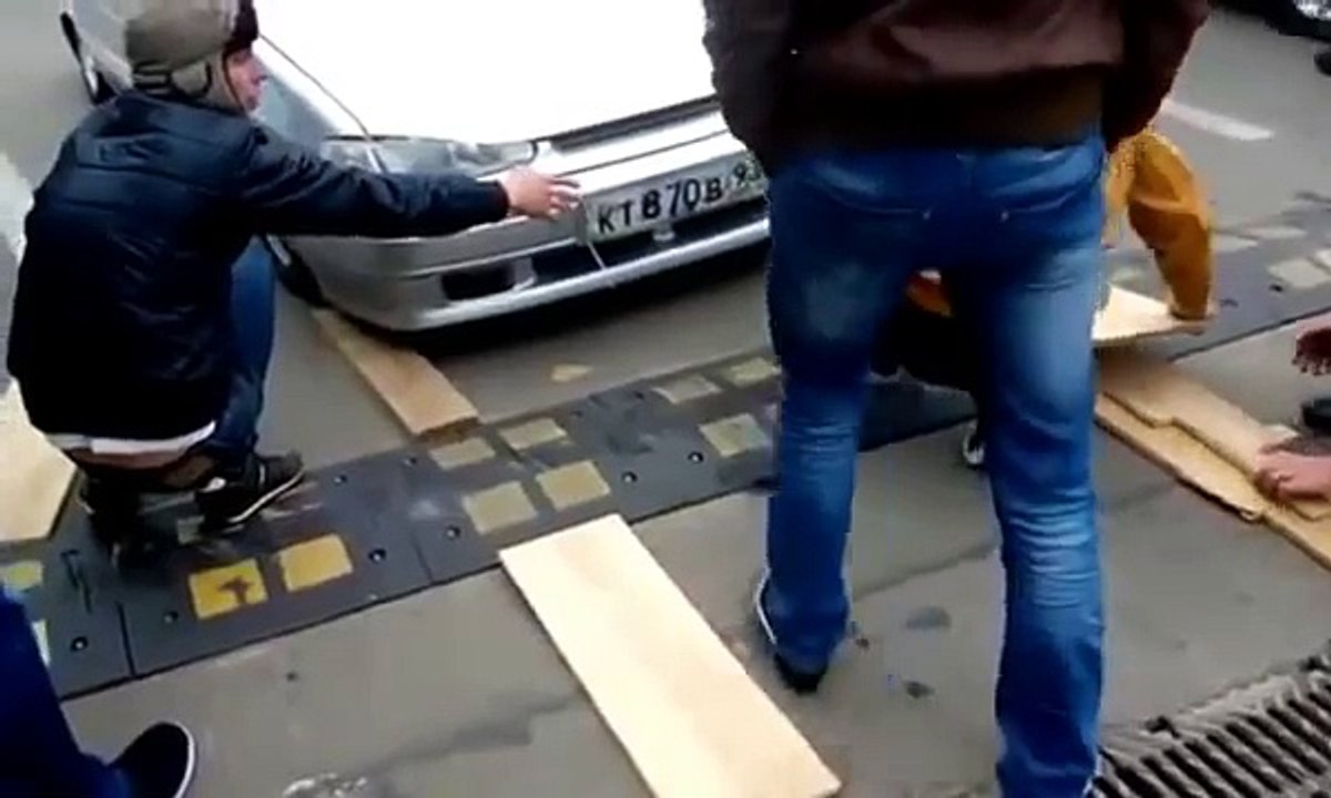 Beginilah Kalau Mobil Terlalu Ceper, Ketemu Polisi Tidur Nyusahin Semua Orang