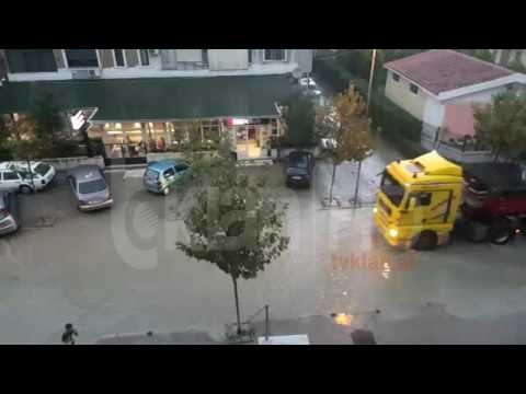 “Kallëzo”/ Shiu përmbyt rrugët në Durrës (2)