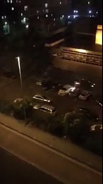 Ces tarés balancent des feux d'artifice depuis leur voiture