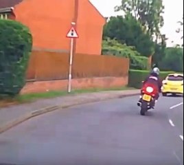 بالفيديو.. سائق موتوسيكل يحول الإشارة الحمراء لوصلة استعراضية