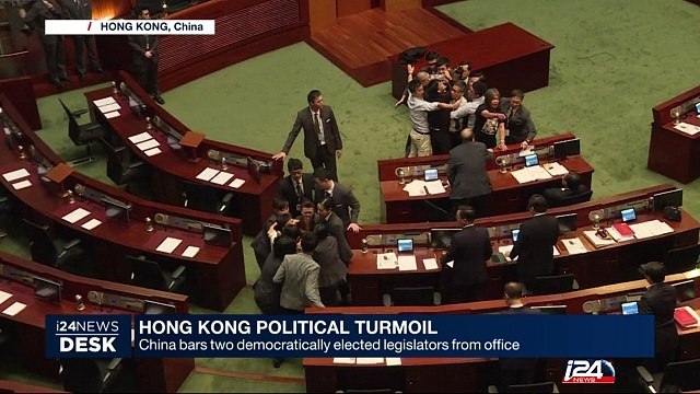 Hong Kong : China bars 2 democratically elected legislators from office