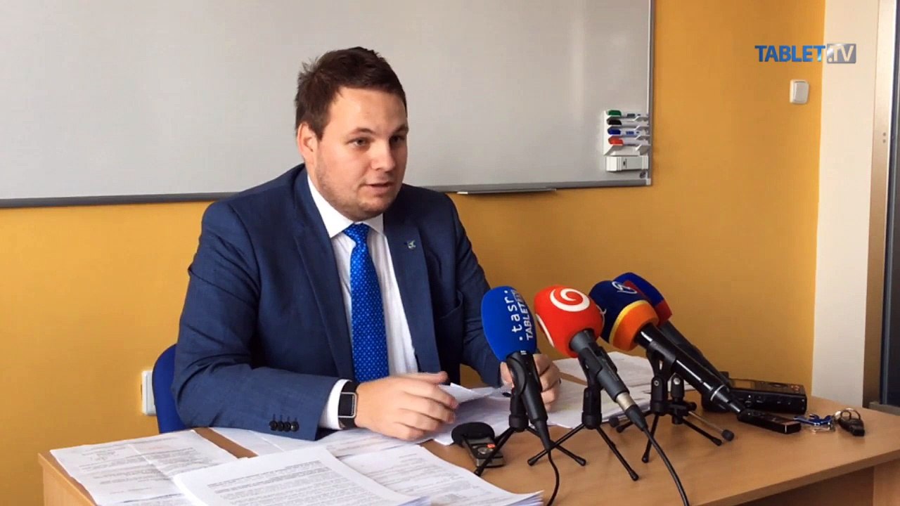 ZÁZNAM: Kotlebova strana vraj porušuje zákony, tvrdí aktivista M. Dragun
