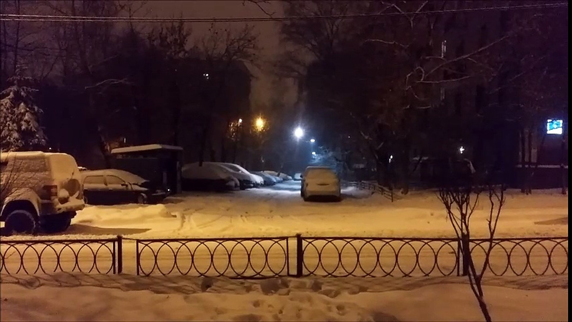 ⁣Ноябрьский снегопад в Москве, сугробы и метель