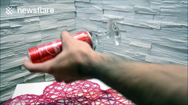 How to pour fizzy drinks without foam